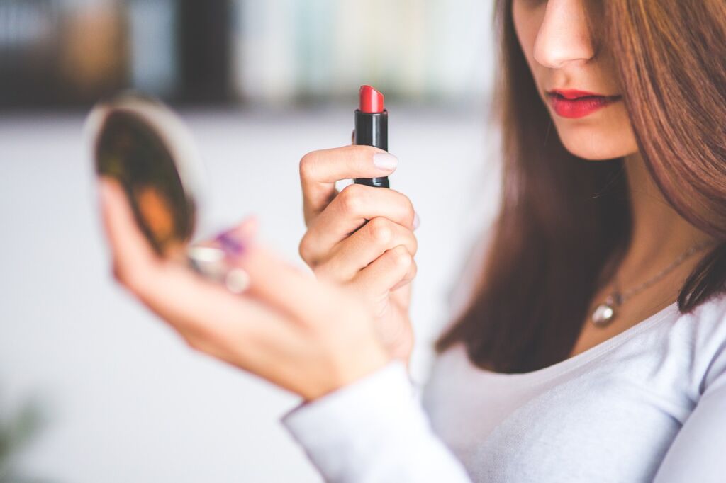 Que mettre dans sa trousse à maquillage pour partir en week-end ?